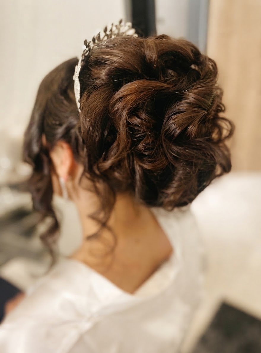 Braut-Hochsteckfrisur mit Haarschmuck
